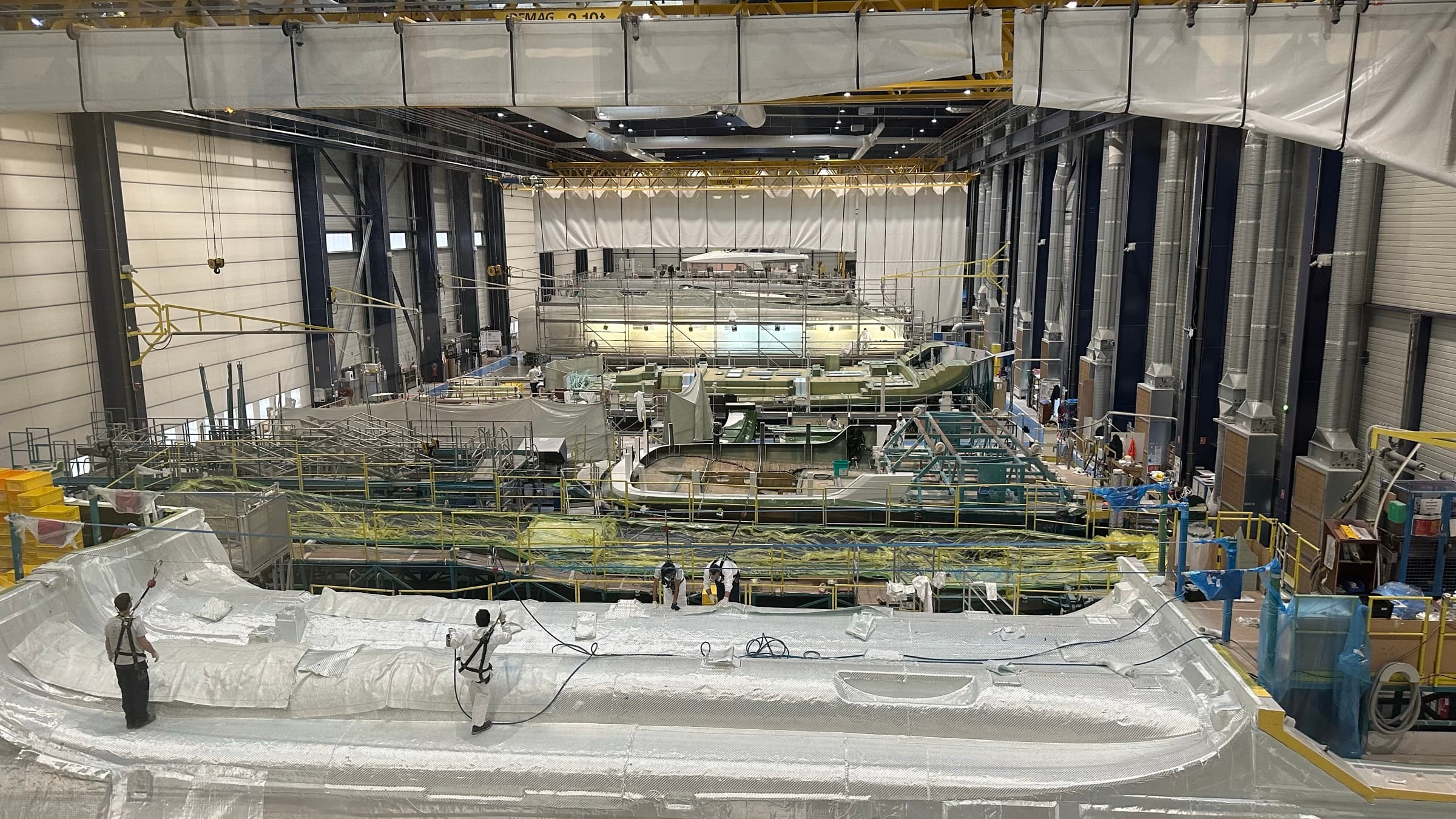 Interior del astillero Lagoon en Bordeaux: cascos de catamarán en producción
