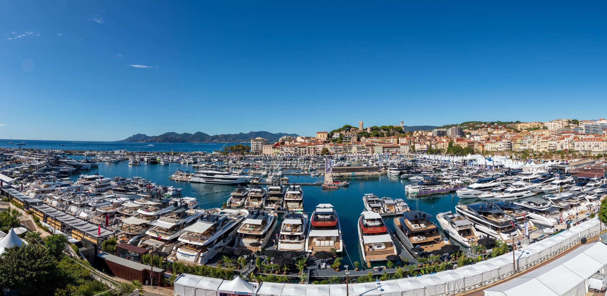 Vista panorámica del Vieux Port de Cannes durante el Yachting Festival