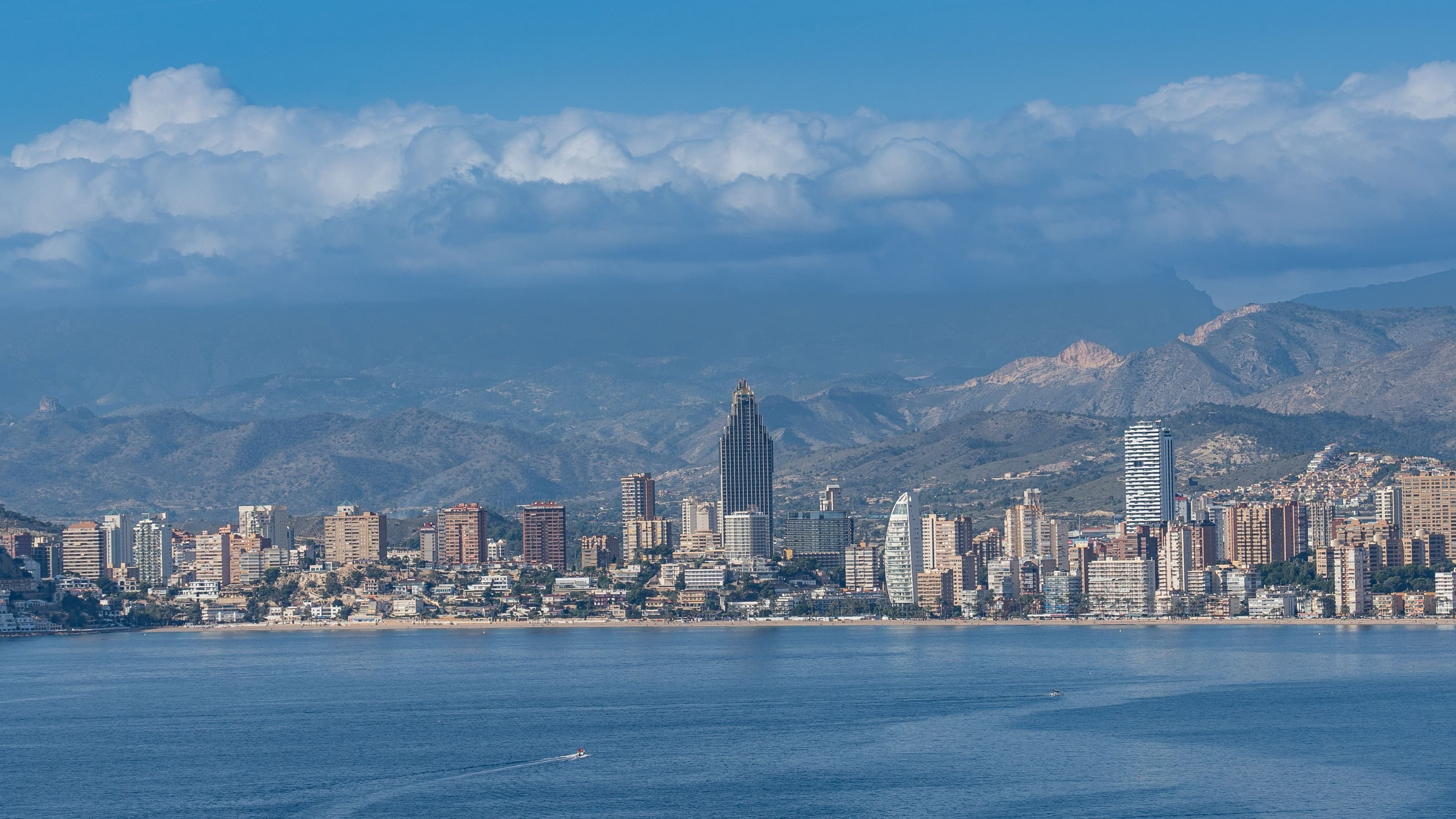 El skyline de Benidorm visto desde el agua, con el Puig Campana y las sierras al fondo
